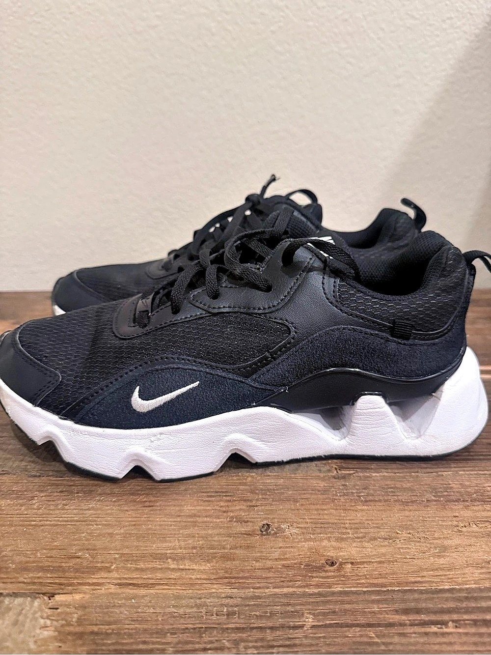 Nike RYZ 365 2 Black & White Sneakers US 8.5